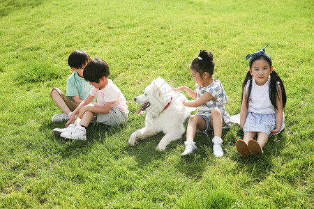 童年白昼5到6岁快乐的孩子在外面玩耍图片