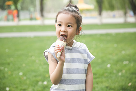 小孩喝冷饮不看镜头学龄前儿童人小女孩吃冰淇淋背景