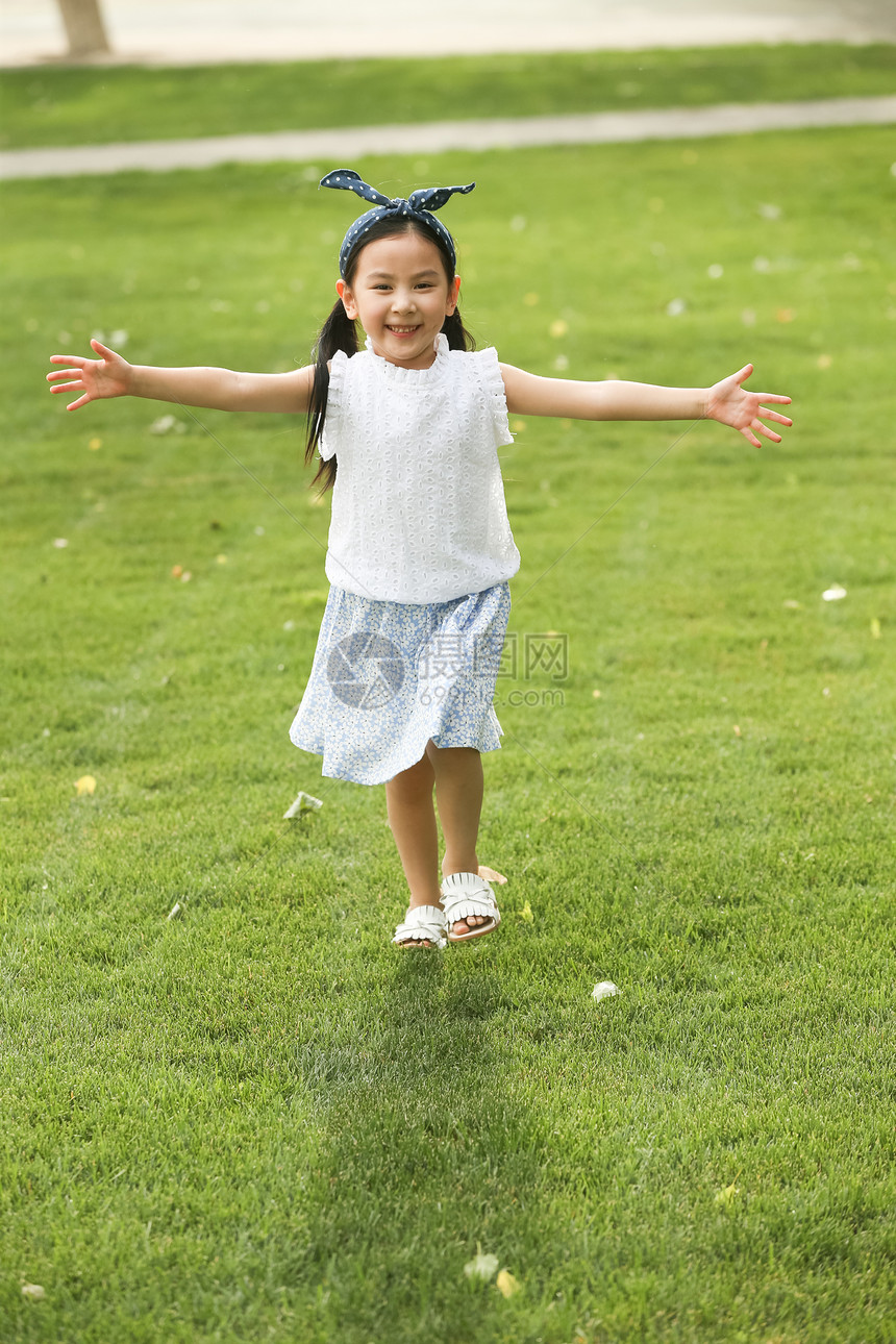 学龄前儿童可爱的高兴小女孩在户外玩耍图片