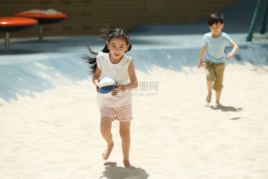 健康生活方式户外女孩儿童在沙子里踢球图片