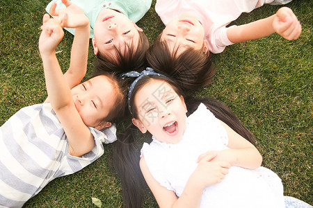 友谊5到6岁学龄前儿童快乐的孩子们在草地上玩耍图片