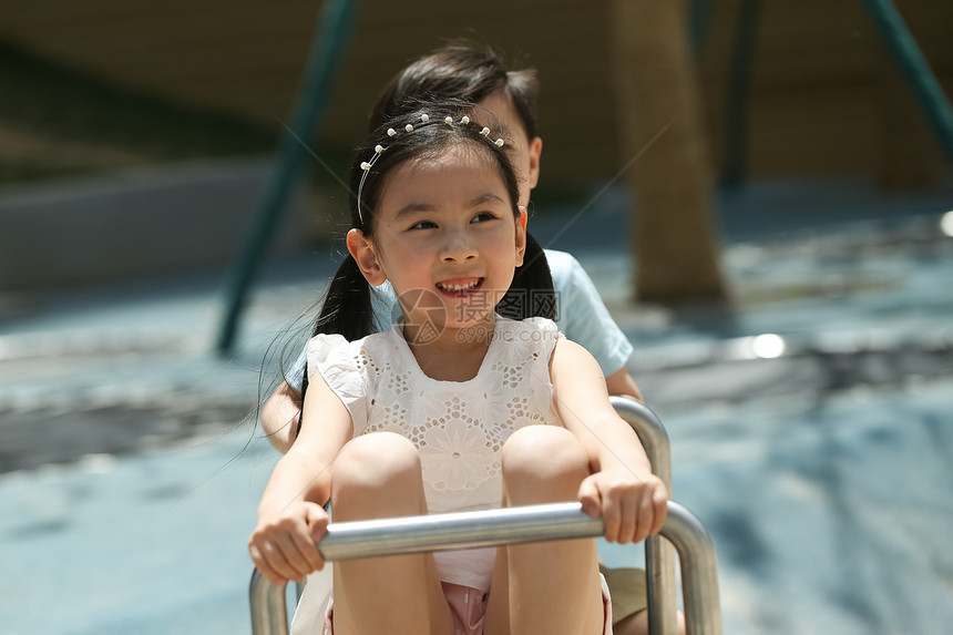 水平构图亚洲人女孩快乐儿童玩跷跷板图片