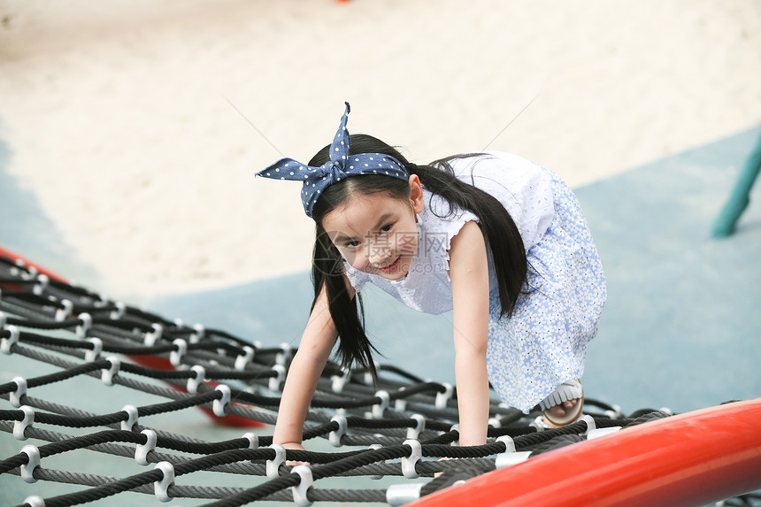 游乐场彩色图片女孩快乐儿童在户外玩耍图片