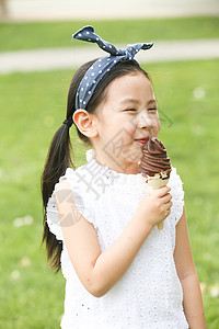 可爱的凉爽快乐小女孩吃冰淇淋图片