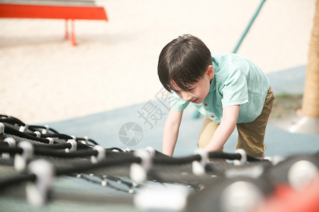 绳索方式摄影水平构图男孩快乐儿童在户外玩耍背景