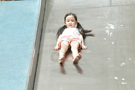幸福东方人水平构图小女孩在户外玩滑梯图片