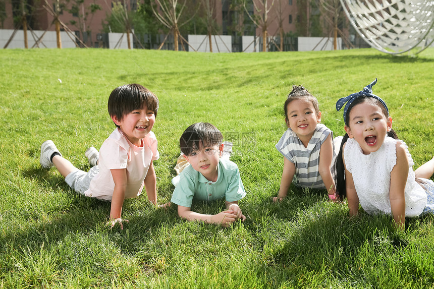 学龄前儿童3岁到4岁健康生活方式快乐的孩子在外面玩耍图片