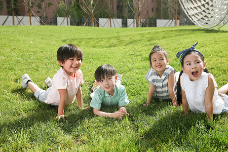 学龄前儿童3岁到4岁健康生活方式快乐的孩子在外面玩耍图片