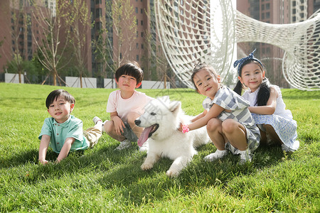 动物休闲装快乐的孩子在外面玩耍图片