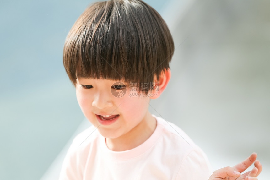 幸福彩色图片可爱的小男孩在户外玩耍图片