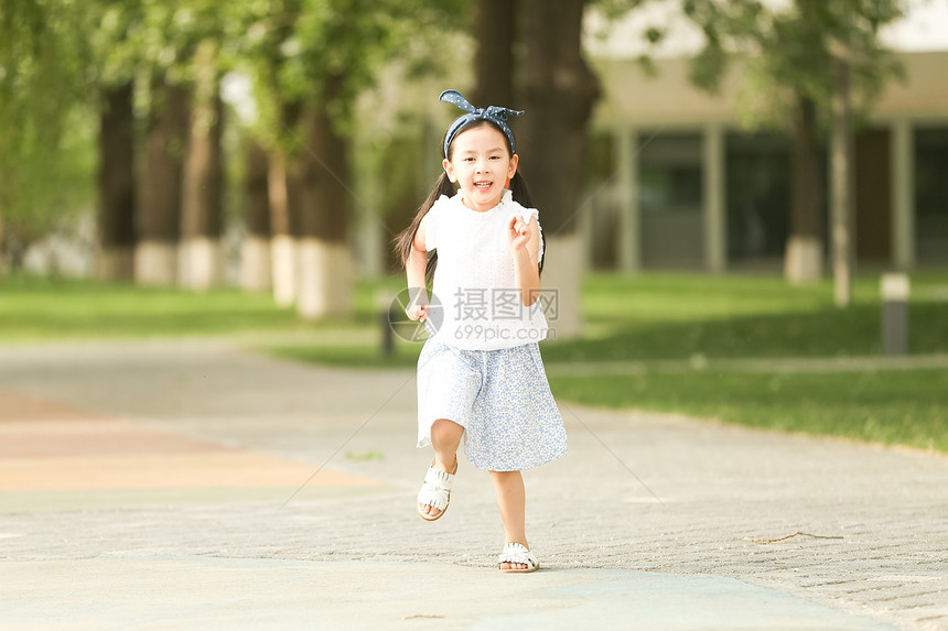 学龄前儿童仅儿童幸福小女孩在户外玩耍图片