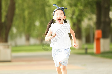 休闲活动发饰小女孩在户外玩耍图片