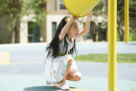 喇叭扬声器亚洲人小女孩在户外玩耍图片