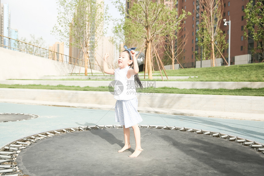 摄影游乐场亚洲人快乐儿童在户外玩耍图片