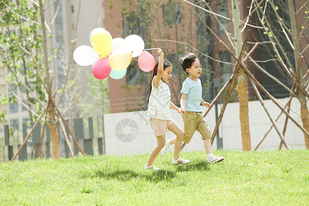 休闲活动幸福彩色图片快乐儿童在草地上玩耍图片