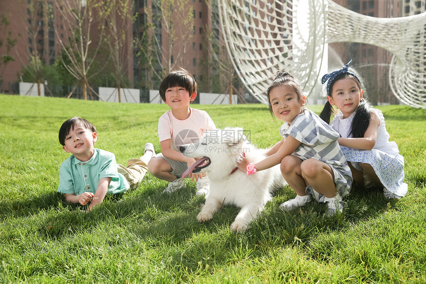 快乐的孩子在外面玩耍图片