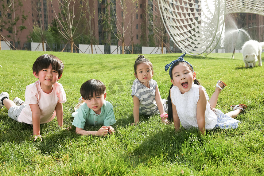 休闲活动5到6岁高兴快乐的孩子在外面玩耍图片