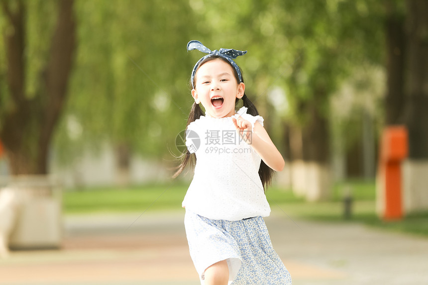 裙子发饰快乐小女孩在户外玩耍图片