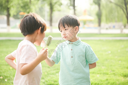 吃冰淇淋的小孩小男孩吃冰棍背景