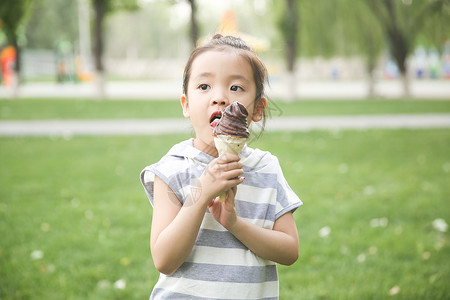 吃冰棍的孩子小女孩吃冰淇淋背景