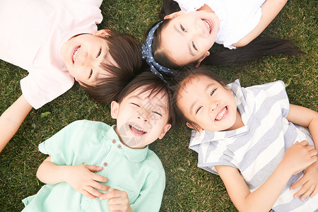 亚洲人女孩童年快乐的孩子们在草地上玩耍图片