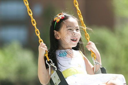 亚洲人快乐儿童小女孩在户外玩耍图片