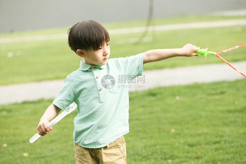 幸福童年草地小男孩在户外玩耍图片