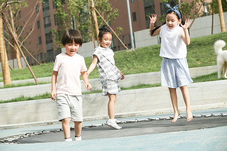 长发相伴摄影快乐儿童在户外玩耍图片