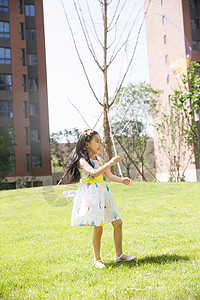 绿色公园快乐小女孩在户外玩耍图片