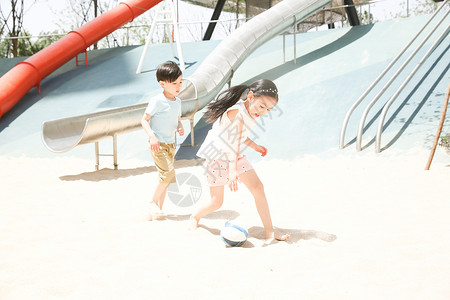 高兴全身像儿童在沙子里踢球图片