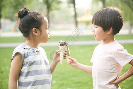 可爱彩色冰淇淋休闲活动仅儿童彩色图片快乐儿童吃冰棍背景