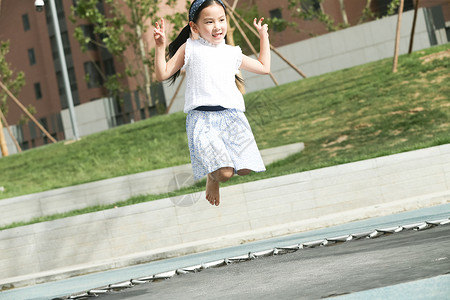 亚洲人女孩跳快乐儿童在户外玩耍图片