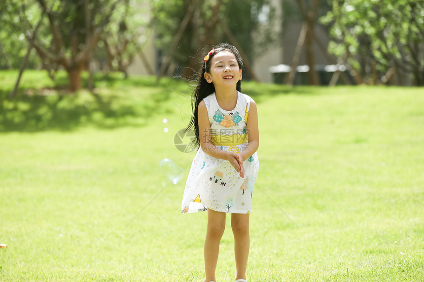 摄影休闲活动草地小女孩在户外玩耍图片