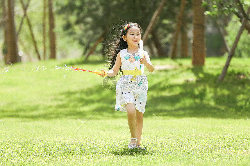 绿色健康生活方式白昼小女孩在户外玩耍图片