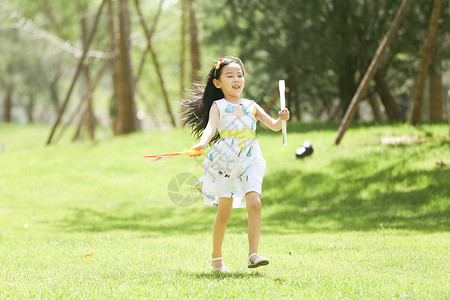 快乐白昼裙子小女孩在户外玩耍图片