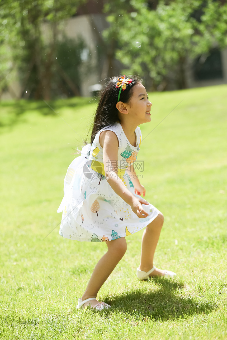 彩色图片学龄前儿童草地小女孩在户外玩耍图片