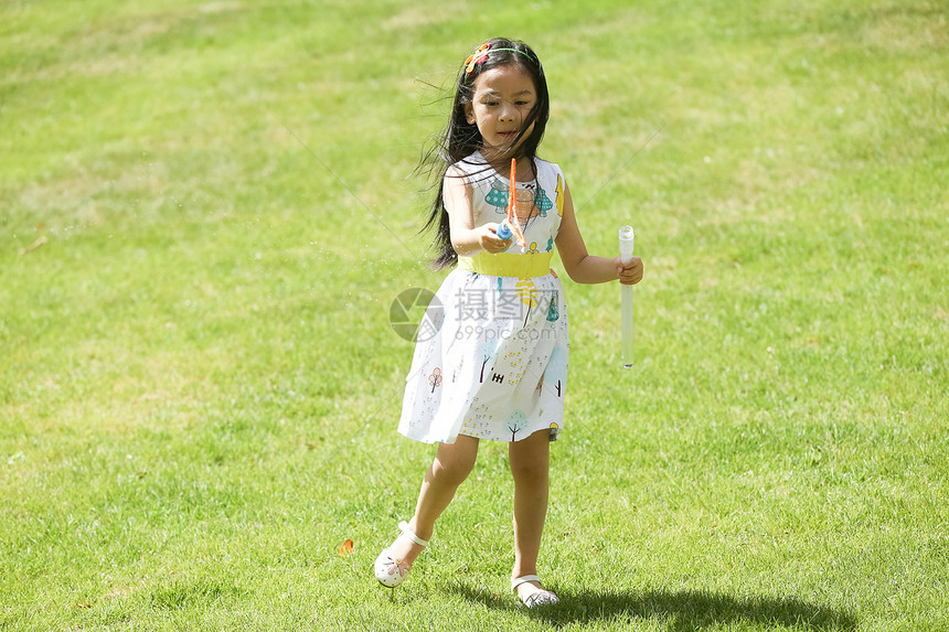 人裙子户外活动小女孩在户外玩耍图片