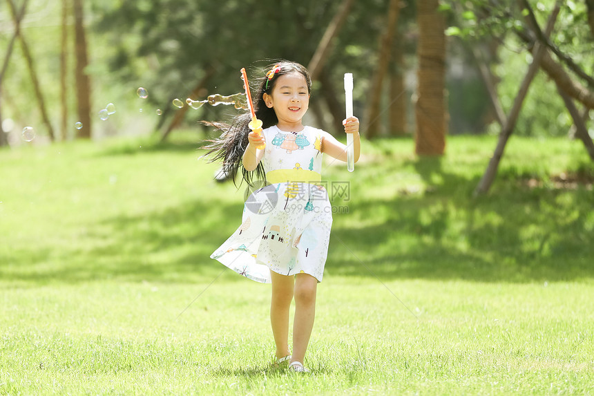 仅儿童户外活动东方人小女孩在户外玩耍图片