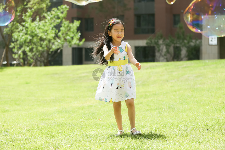 健康生活方式可爱的快乐小女孩在户外玩耍图片