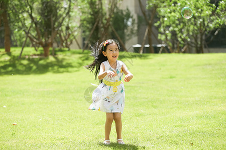 水平构图户外活动学龄前儿童小女孩在户外玩耍图片