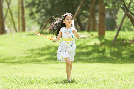 绿色与黄色泡泡人水平构图幸福小女孩在户外玩耍背景