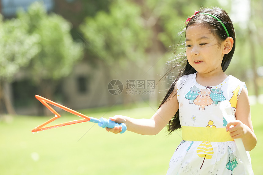 休闲装高兴裙子小女孩在户外玩耍图片