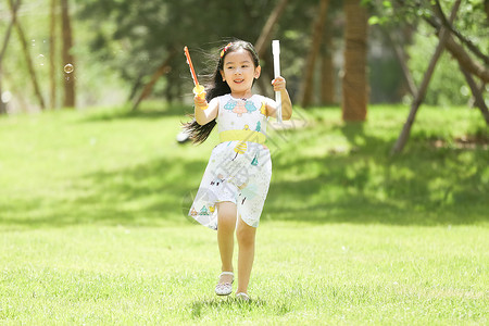 东方人仅儿童童年小女孩在户外玩耍图片