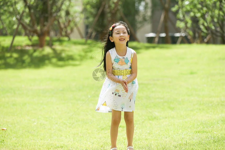 休闲活动健康生活方式人小女孩在户外玩耍图片