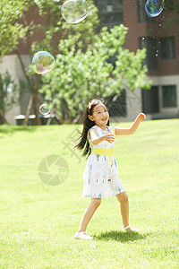 幸福童年吹泡泡小女孩在户外玩耍图片