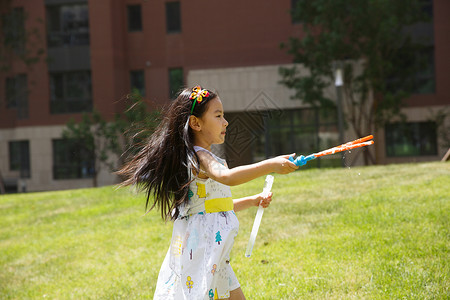 人健康生活方式休闲活动小女孩在户外玩耍图片