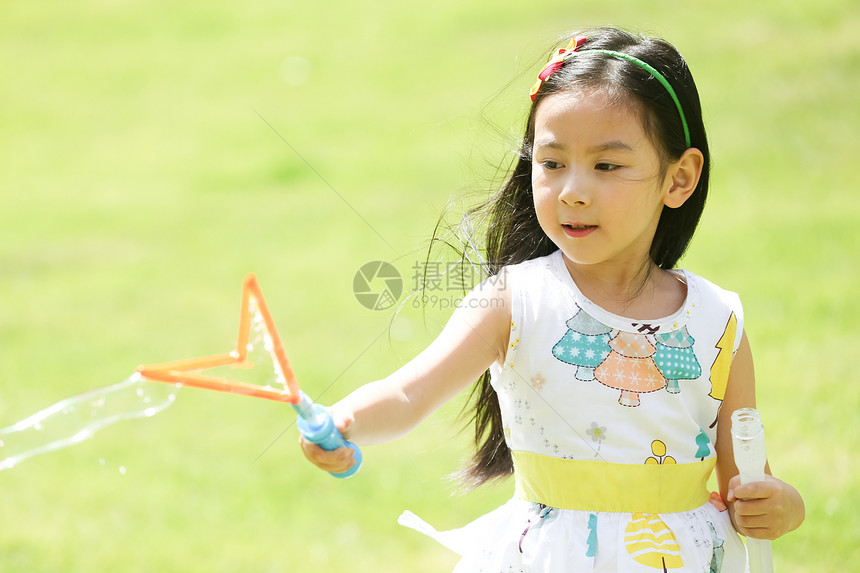 彩色图片儿童东方人小女孩在户外玩耍图片