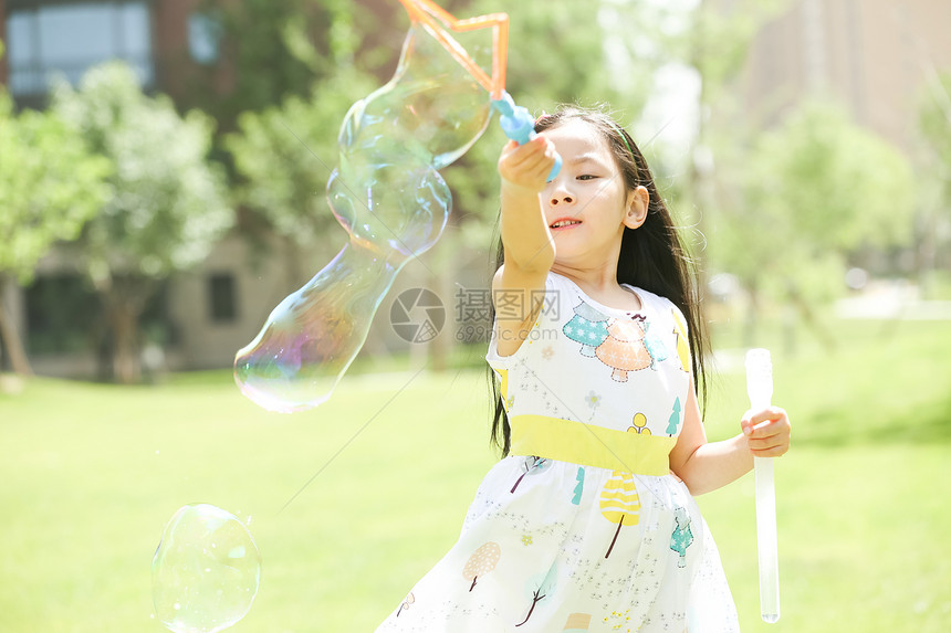 泡泡休闲装摄影小女孩在户外玩耍图片