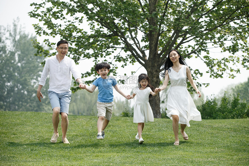 水平构图休闲活动白昼快乐家庭在草地上奔跑图片