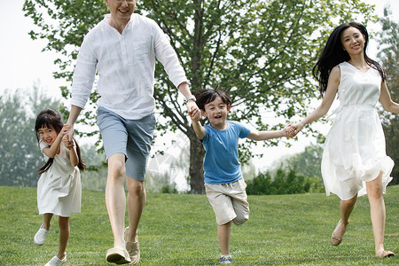 友谊童年放松快乐家庭在草地上奔跑图片